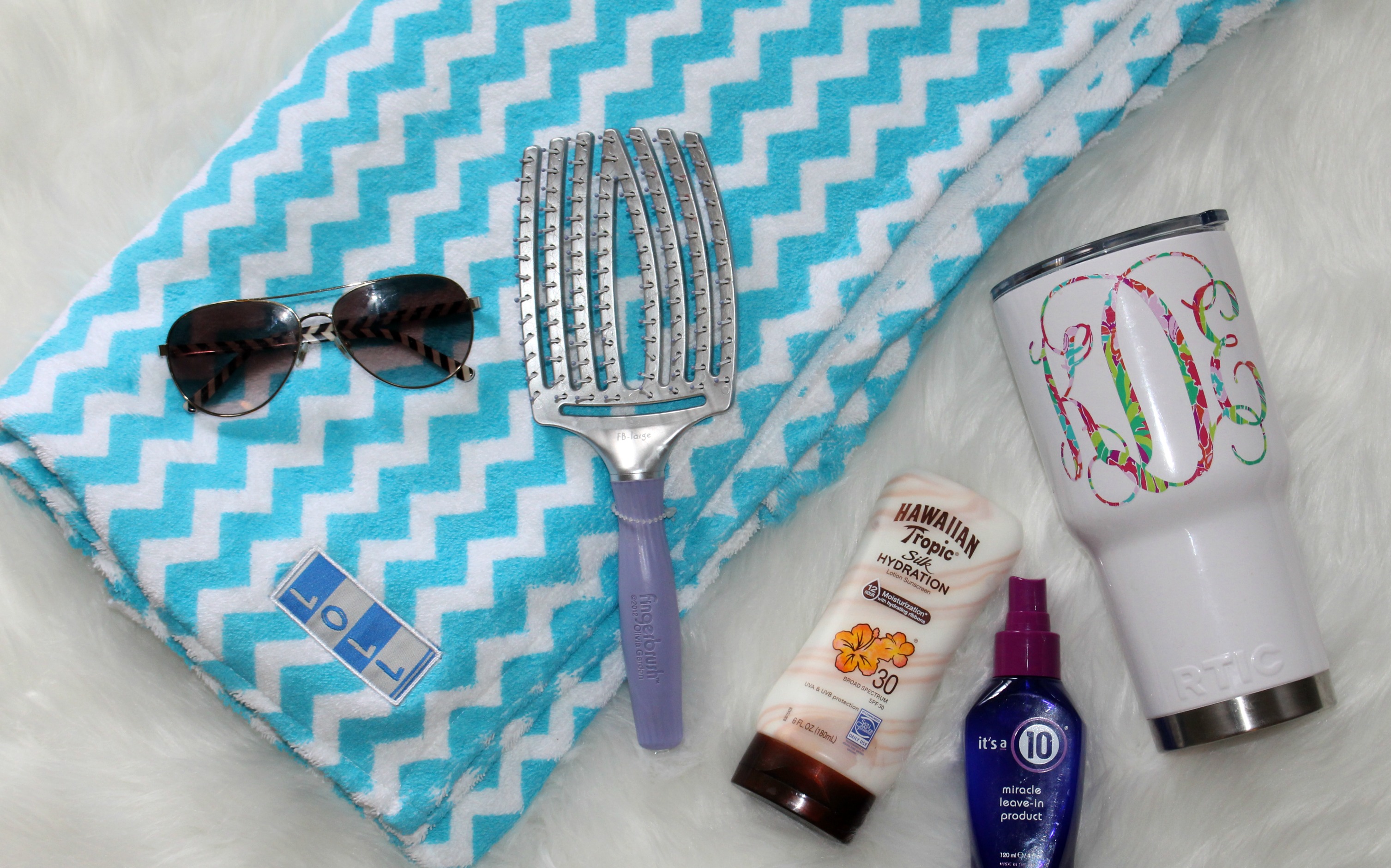 beach-bag-must-haves-for-moms