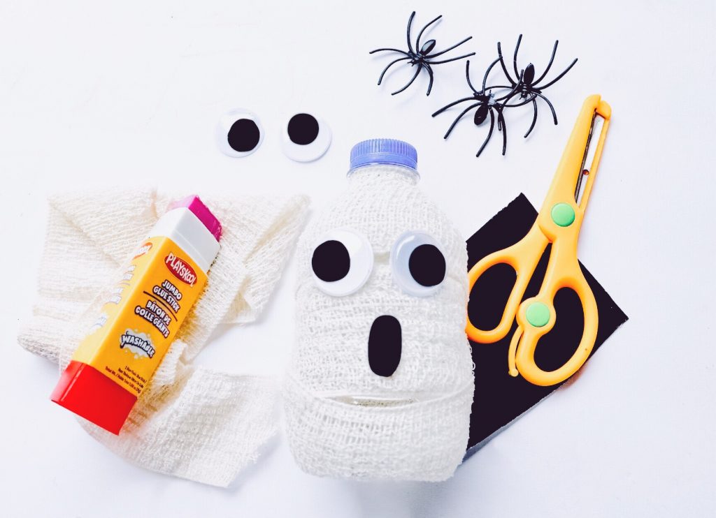 Quick Halloween Craft water Bottle Ghost