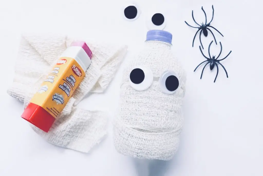 Quick Halloween Crafts Water Bottle Mummy