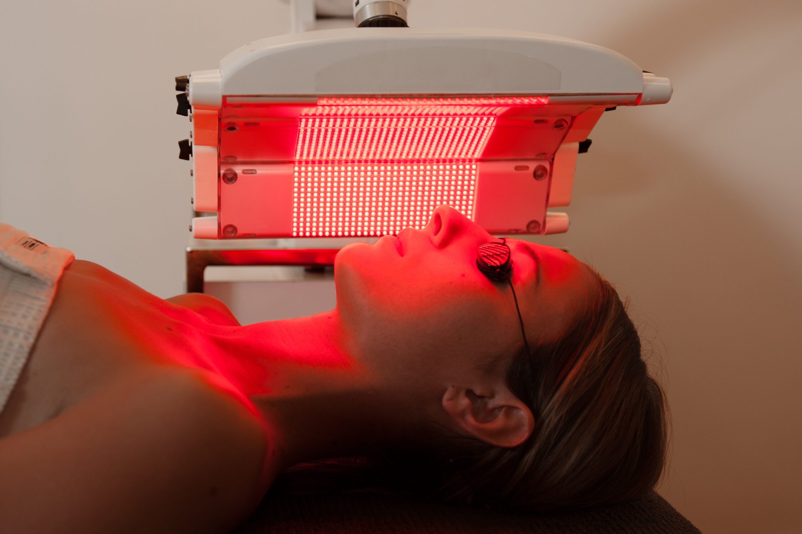 Red Light Therapy For Skin: 4 Benefits And Risks