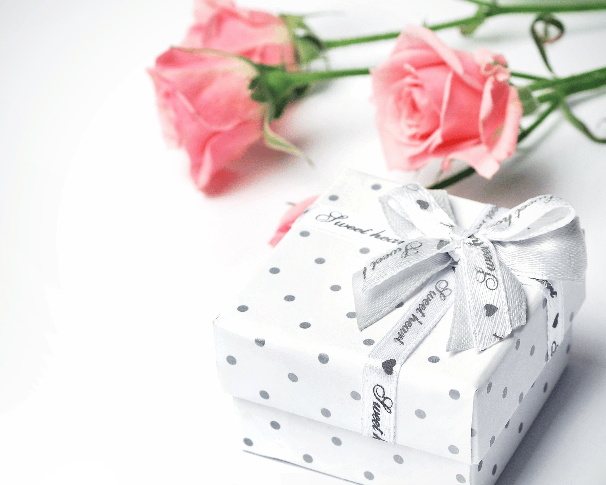 Gifts for Your Partner Before a Holiday: Thoughtful Surprises to Set the Mood